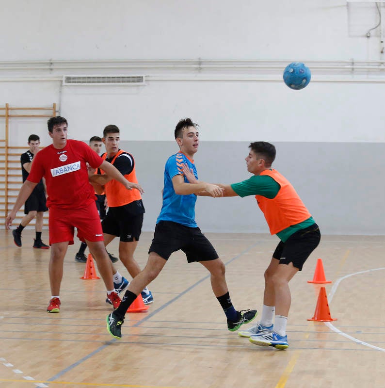 Ochenta jugadores y ocho técnicos preparan el Campeonato de España en las instalaciones del pabellón Diego Cosgaya y del Campo de la Juventud