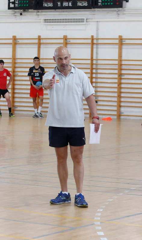 Ochenta jugadores y ocho técnicos preparan el Campeonato de España en las instalaciones del pabellón Diego Cosgaya y del Campo de la Juventud