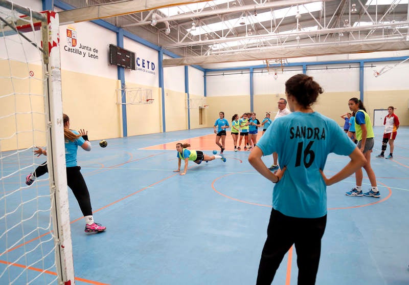 Ochenta jugadores y ocho técnicos preparan el Campeonato de España en las instalaciones del pabellón Diego Cosgaya y del Campo de la Juventud