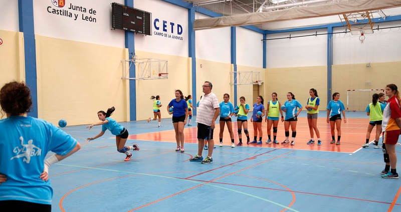 Ochenta jugadores y ocho técnicos preparan el Campeonato de España en las instalaciones del pabellón Diego Cosgaya y del Campo de la Juventud