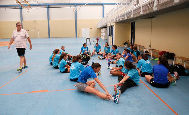 Ochenta jugadores y ocho técnicos preparan el Campeonato de España en las instalaciones del pabellón Diego Cosgaya y del Campo de la Juventud