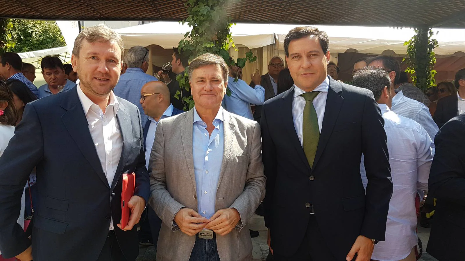 El alcalde de Burgos, Javier Lacalle; Francisco Vázquez, presidente de la Diputación de Segovia y secretario regional del PP, y Raúl de la Hoz, portavoz del PP en las Cortes.