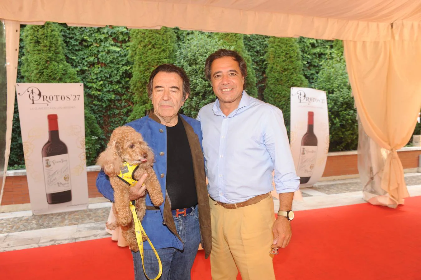 El empresario teatral Enrique Cornejo y su perro ‘Bobby’, con Manuel Salgado, de El Norte de Castilla.