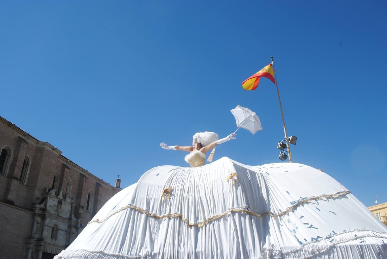 El público familiar disfrutó con la gran diva de falda gigante que recorrió las principales calles del casco histórico