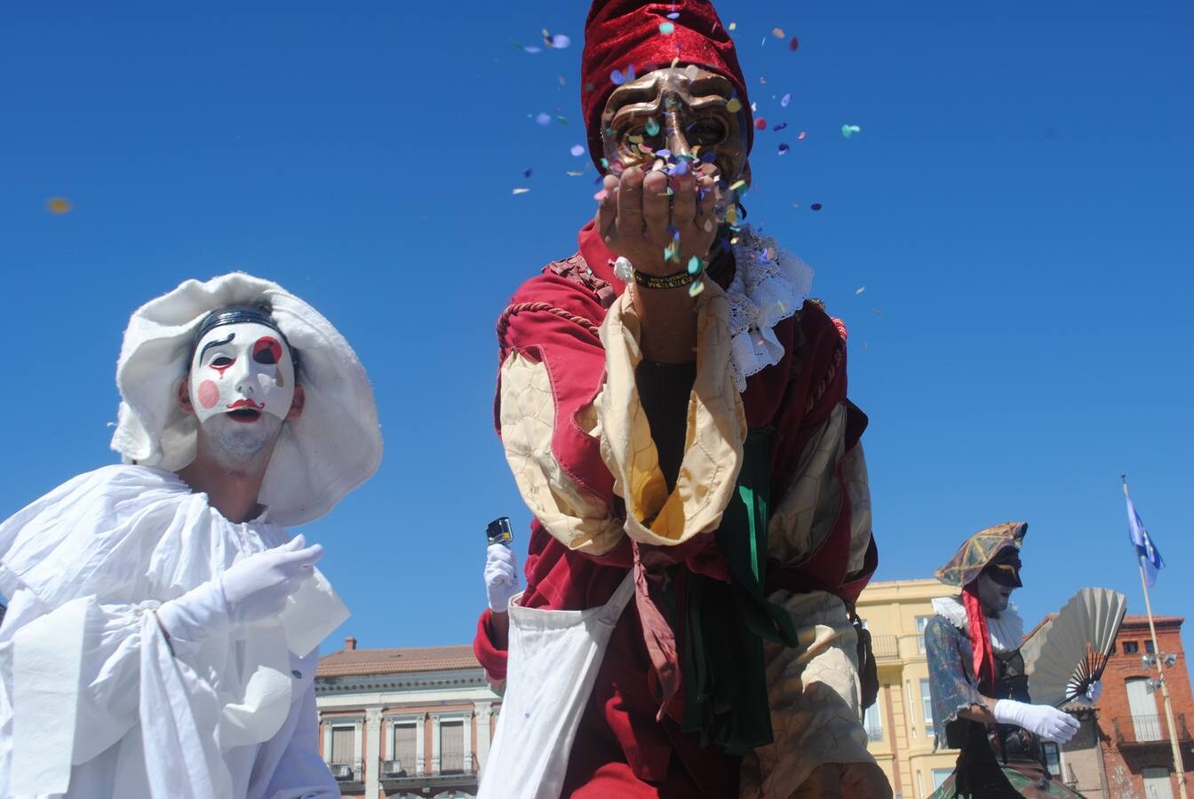 El público familiar disfrutó con la gran diva de falda gigante que recorrió las principales calles del casco histórico