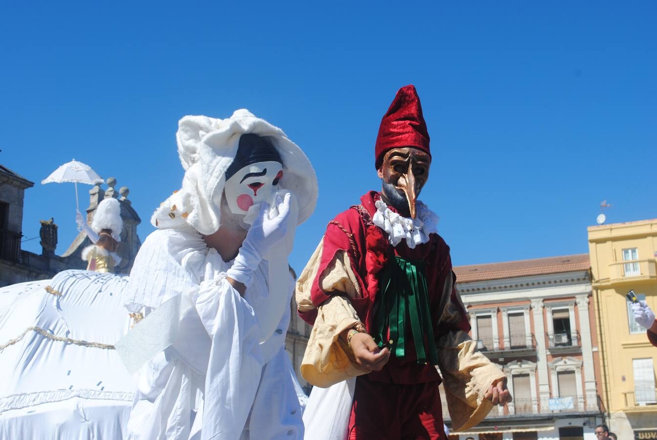 El público familiar disfrutó con la gran diva de falda gigante que recorrió las principales calles del casco histórico