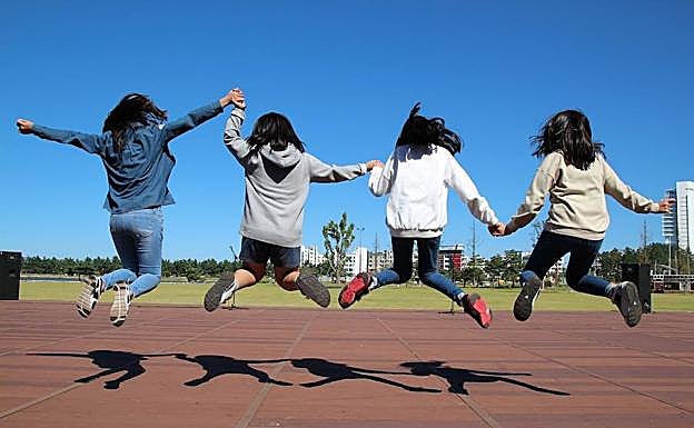 Unas niñas, en un salto. 