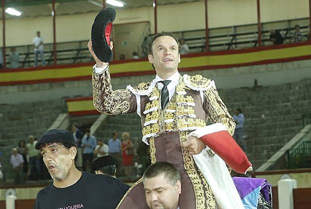 Antonio Ferrera abandona en hombros el coso del Paseo de Zorrilla tras cortar dos orejas. 