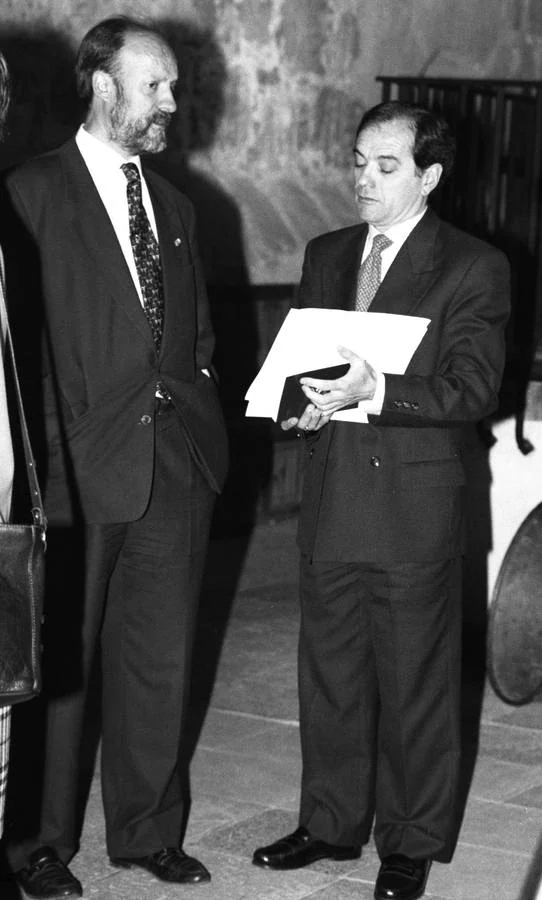 1997. Javier León de la Riva y Tomás Villanueva, en las Cortes.| 