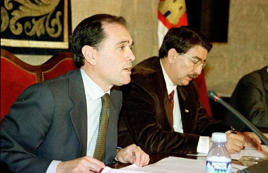 22.10.97 Durante su intervención en las Cortes regionales para explicar los presupuestos de su departamento para 1998.