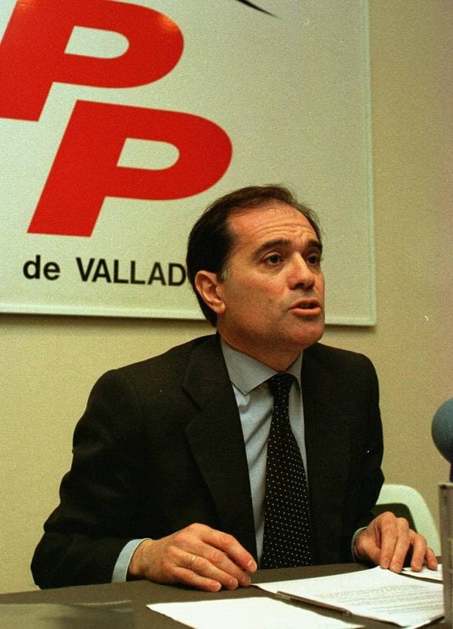 04.04.98. En una rueda de prensa, en su calidad de presidente del PP de Valladolid, para exponer los resultados de una encuesta sobre el grado de satisfacción de la ciudadanía por la gestión de este partido en el Ayuntamiento de Valladolid.