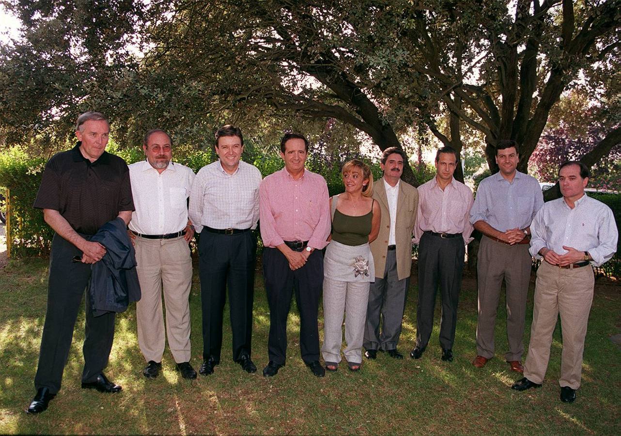 15.07.99 El presidente Juan José Lucas junto a los componentes de su nuevo gobierno al poco de conocerse su designación. Tomás Villanueva (d).