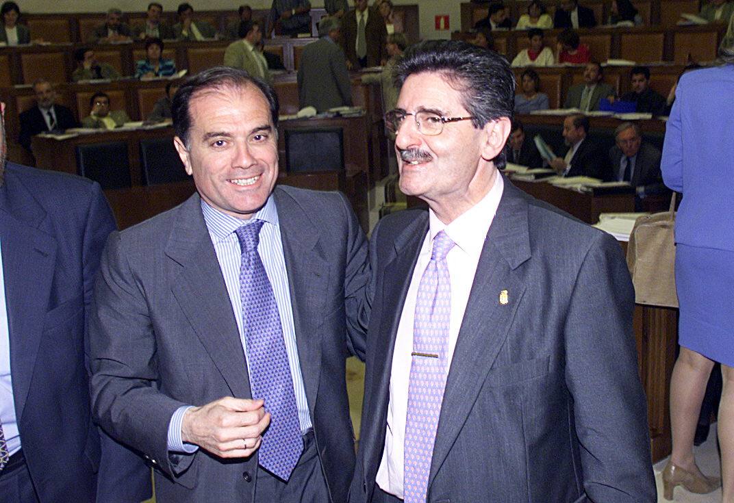 07.06.00 Tomás Villanueva felicita a Jesús Mañueco tras ser nombrado senador por Castilla y León.