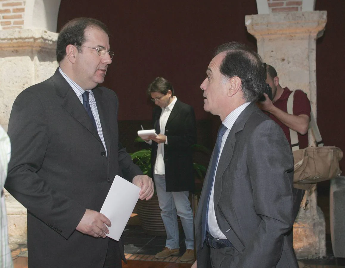 04.06.07 Juan Vicente Herrera conversa con Tomás Villanueva durante la reunión de la Junta Directiva Regional del PP, celebrada hoy en Valladolid.