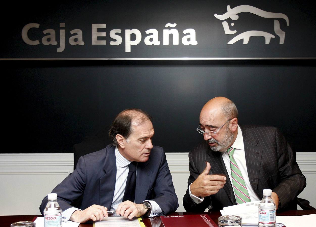 18.07.08 El presidente de la Federación de Cajas de Ahorros de Castilla y León, José María Arribas (d) conversa con el consejero de Economía, Tomás Villanueva, durante la reunión del Consejo General de la Federación de Cajas de Ahorros de Castilla y León celebrada en Valladolid.