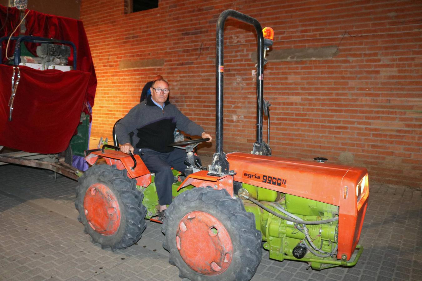 Los actos oficiales comenzaron la noche del miércoles con un vistoso desfile de carrozas por las principales calles de la localidad