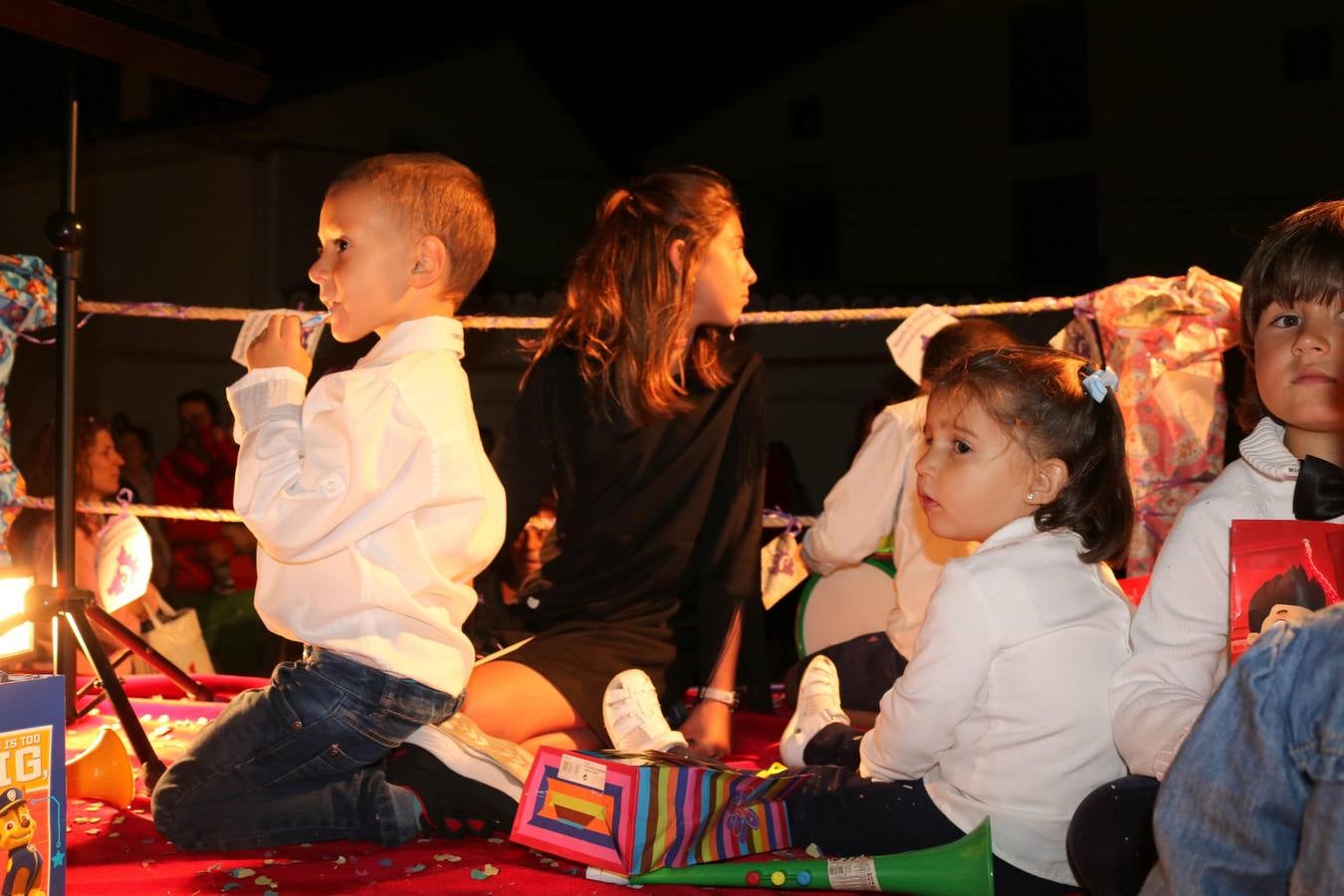 Los actos oficiales comenzaron la noche del miércoles con un vistoso desfile de carrozas por las principales calles de la localidad