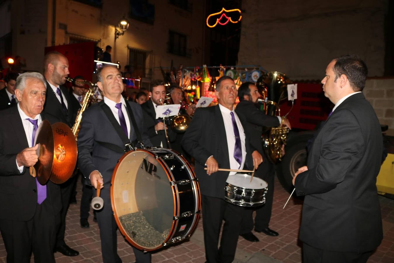 Los actos oficiales comenzaron la noche del miércoles con un vistoso desfile de carrozas por las principales calles de la localidad