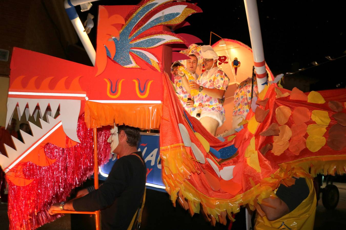 Los actos oficiales comenzaron la noche del miércoles con un vistoso desfile de carrozas por las principales calles de la localidad