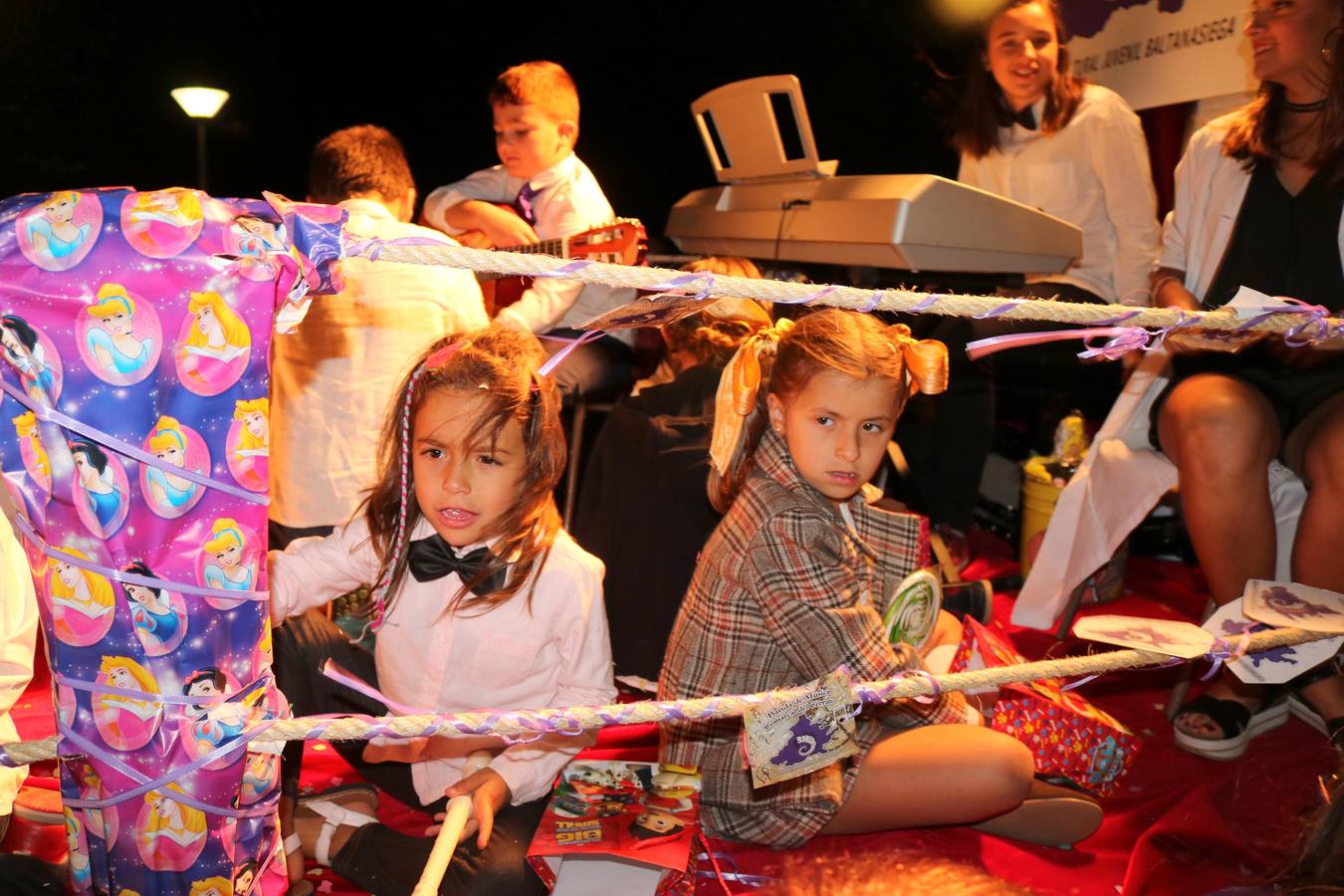 Los actos oficiales comenzaron la noche del miércoles con un vistoso desfile de carrozas por las principales calles de la localidad