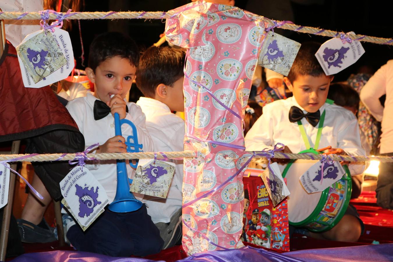 Los actos oficiales comenzaron la noche del miércoles con un vistoso desfile de carrozas por las principales calles de la localidad