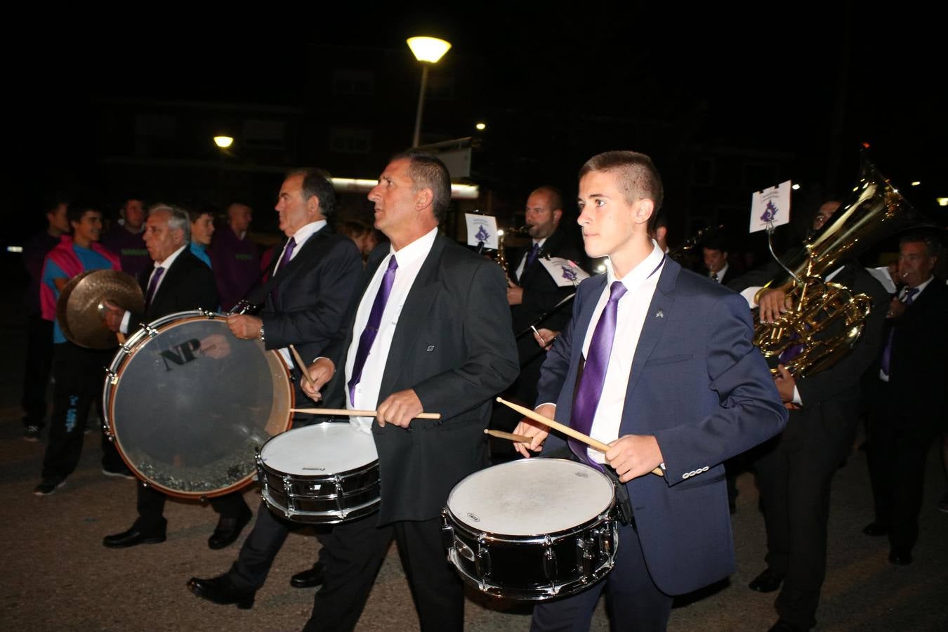 Los actos oficiales comenzaron la noche del miércoles con un vistoso desfile de carrozas por las principales calles de la localidad