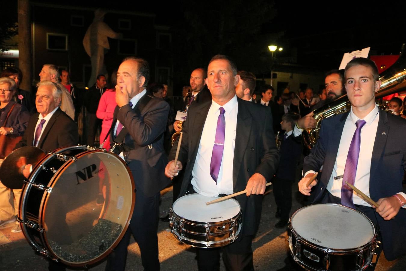 Los actos oficiales comenzaron la noche del miércoles con un vistoso desfile de carrozas por las principales calles de la localidad