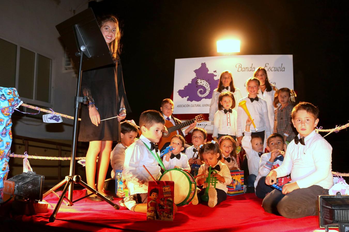 Los actos oficiales comenzaron la noche del miércoles con un vistoso desfile de carrozas por las principales calles de la localidad