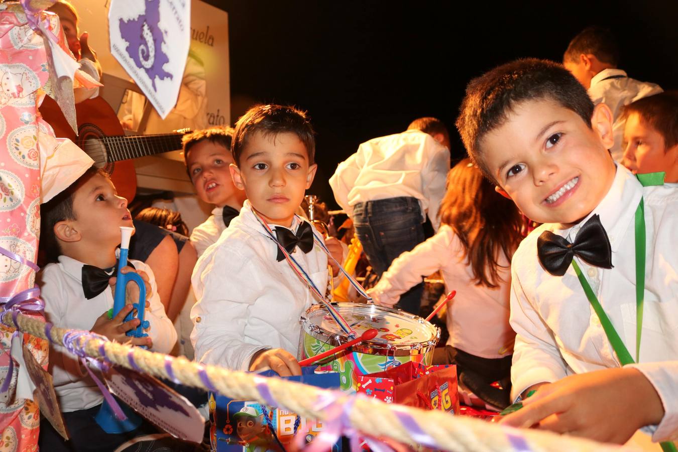 Los actos oficiales comenzaron la noche del miércoles con un vistoso desfile de carrozas por las principales calles de la localidad