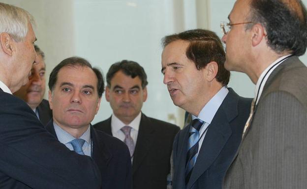 Tomás Villanueva, Juan José Lucas y Ramiro Ruiz Medrano durante el XIV Congreso Nacional del PP en 2002.