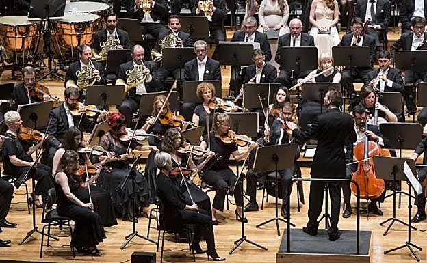 Gourlay, dirigiendo a la OSCyL en el último concierto de la pasada temporada. 