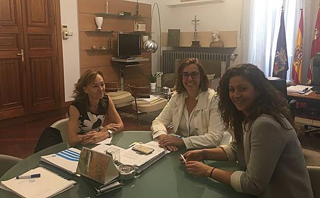 La presidenta de la Diputación, con la alcaldesa de Villaumbrales y la diputada Carolina Valbuena. 