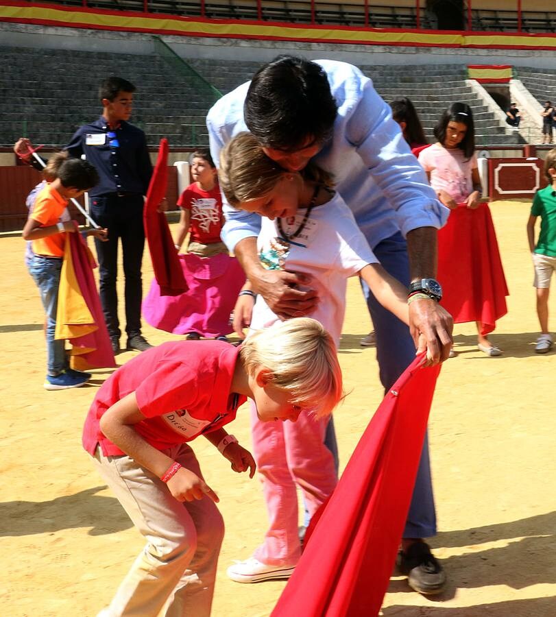El programa Víctor Barrio ha organizado en la plaza de toros de Valladolid una jornada para familiarizar a los más pequeños con la tauromaquia