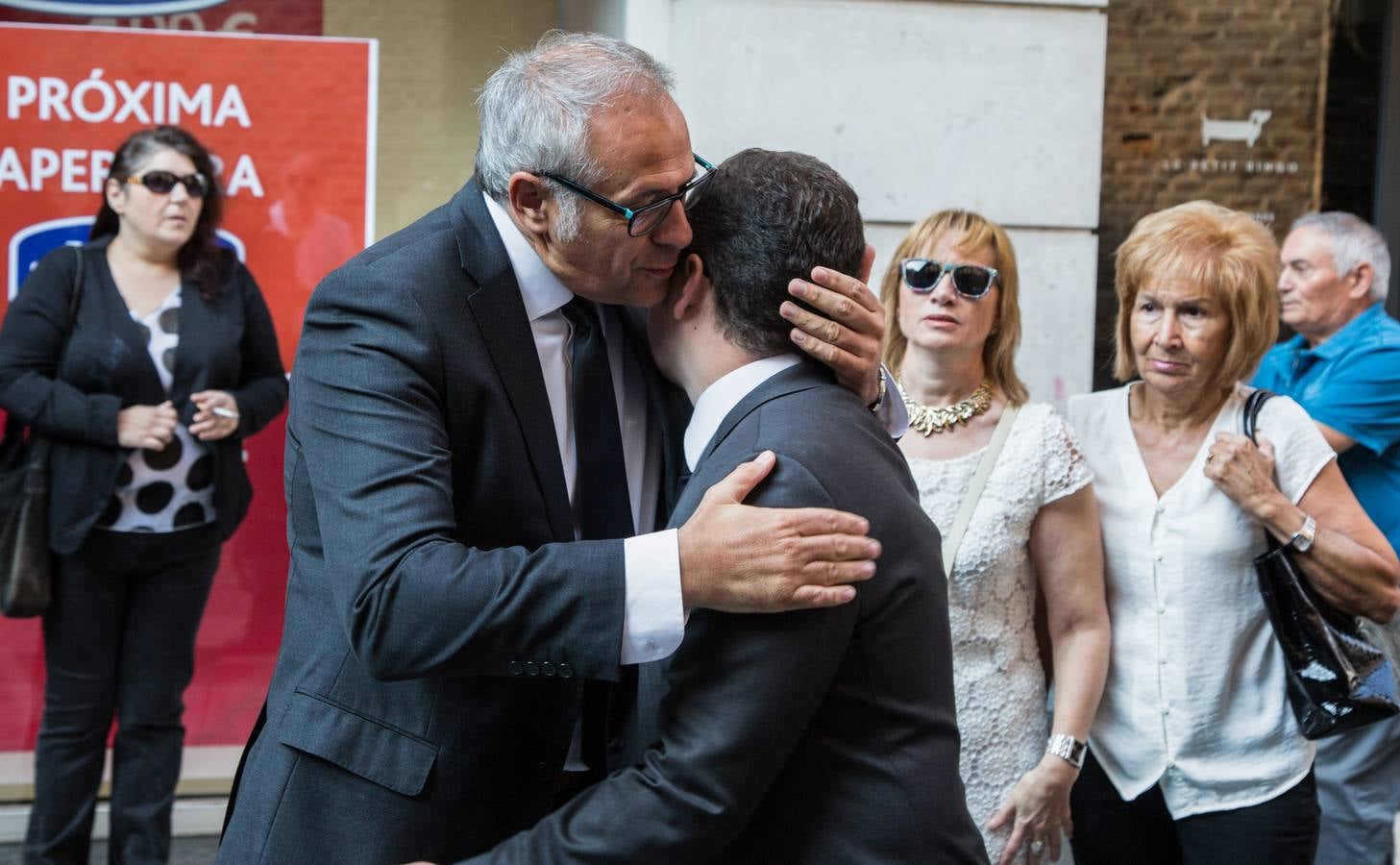 Familiares, amigos y compañeros de partido han asistido hoy al funeral celebrado en la iglesia de Santiago Apóstol de Valladolid, ciudad que le vio nacer hace 64 años y donde ejerció toda su carrera política