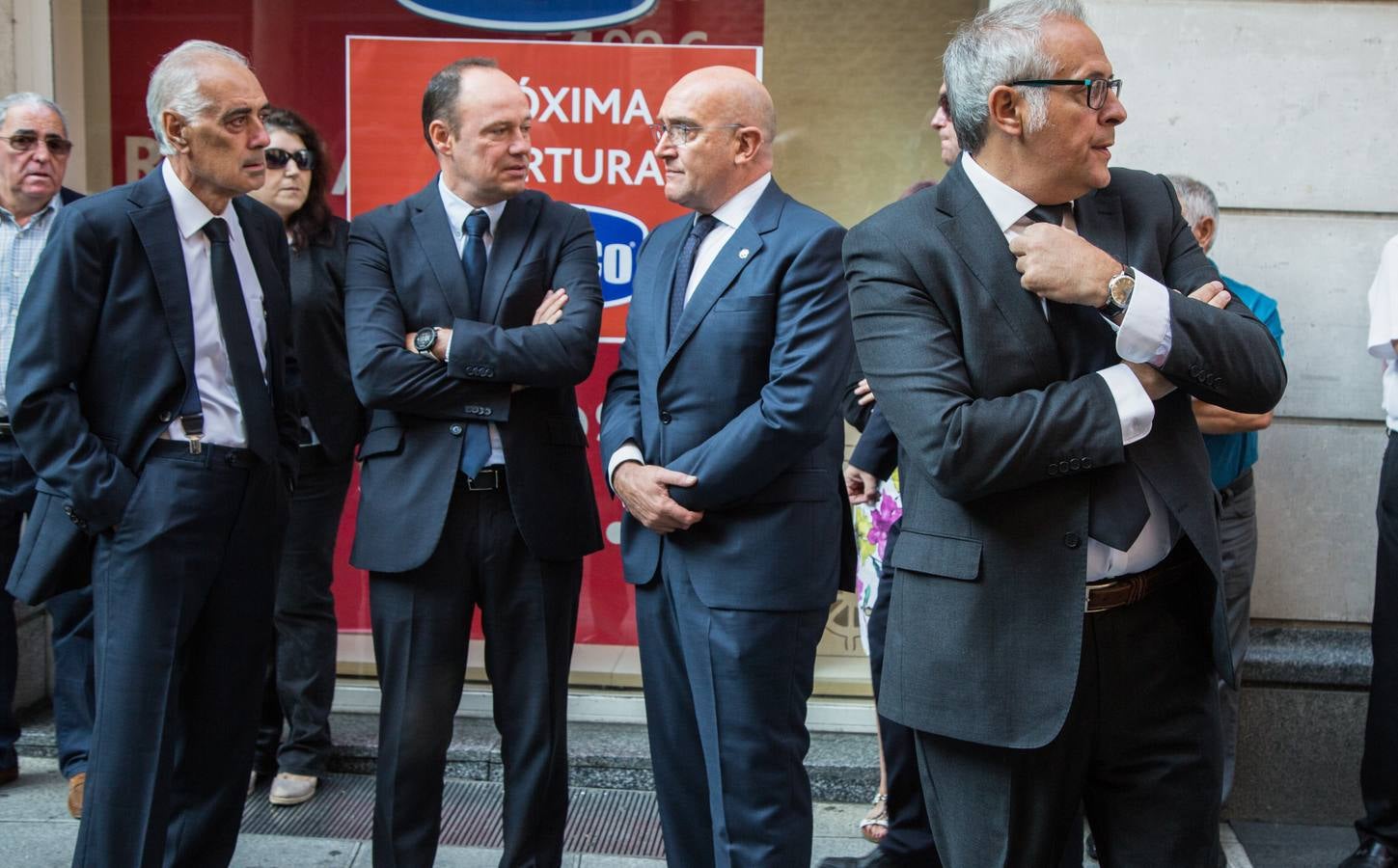 Familiares, amigos y compañeros de partido han asistido hoy al funeral celebrado en la iglesia de Santiago Apóstol de Valladolid, ciudad que le vio nacer hace 64 años y donde ejerció toda su carrera política