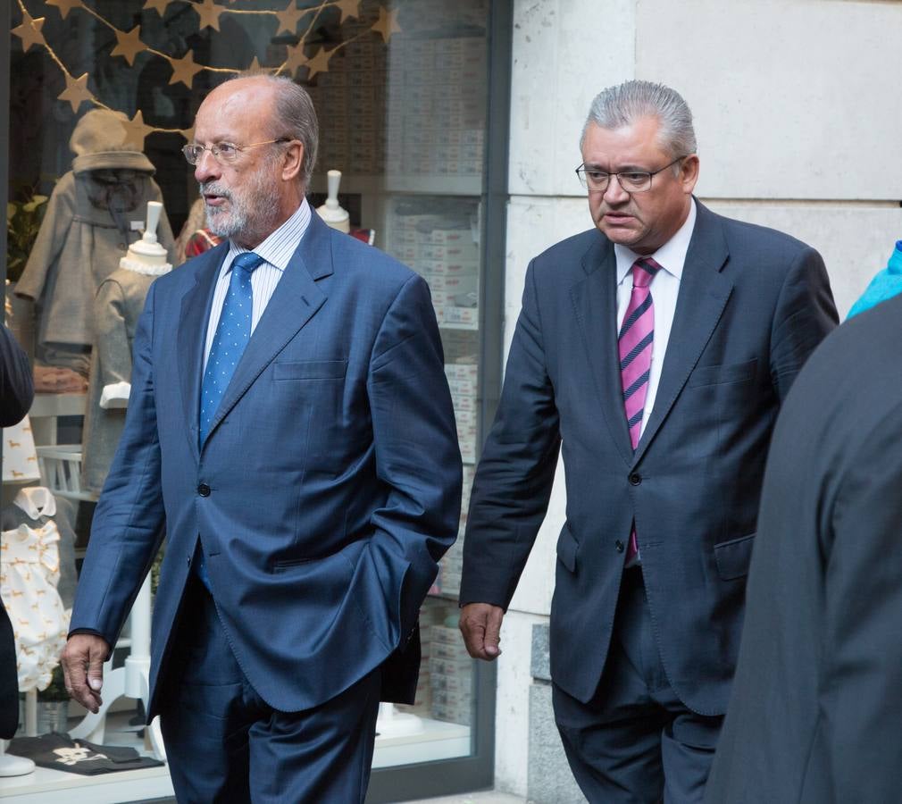 Familiares, amigos y compañeros de partido han asistido hoy al funeral celebrado en la iglesia de Santiago Apóstol de Valladolid, ciudad que le vio nacer hace 64 años y donde ejerció toda su carrera política