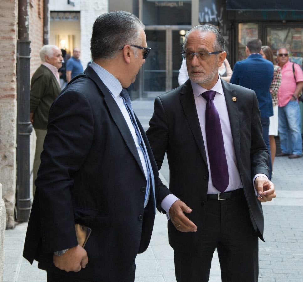 Familiares, amigos y compañeros de partido han asistido hoy al funeral celebrado en la iglesia de Santiago Apóstol de Valladolid, ciudad que le vio nacer hace 64 años y donde ejerció toda su carrera política