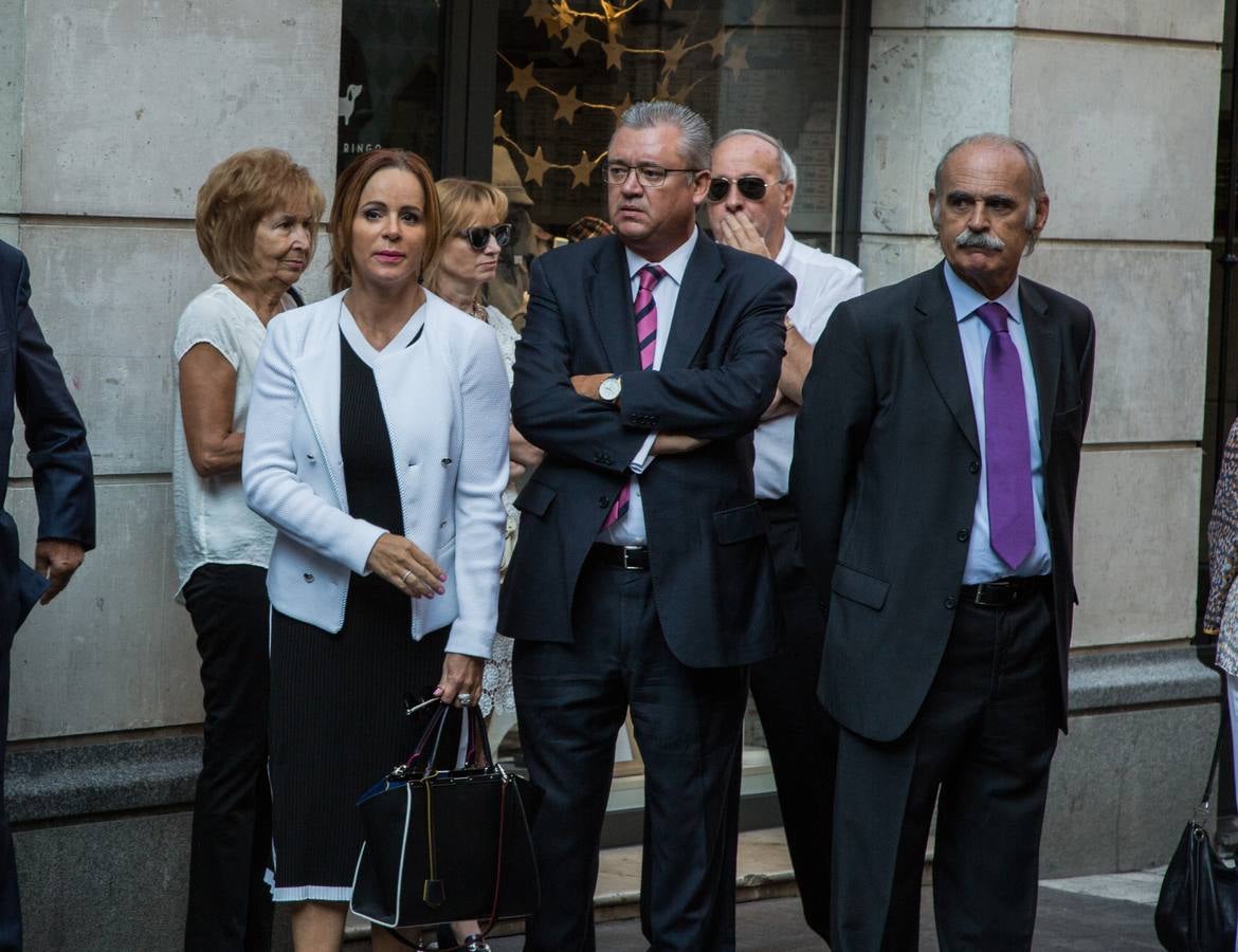 Familiares, amigos y compañeros de partido han asistido hoy al funeral celebrado en la iglesia de Santiago Apóstol de Valladolid, ciudad que le vio nacer hace 64 años y donde ejerció toda su carrera política