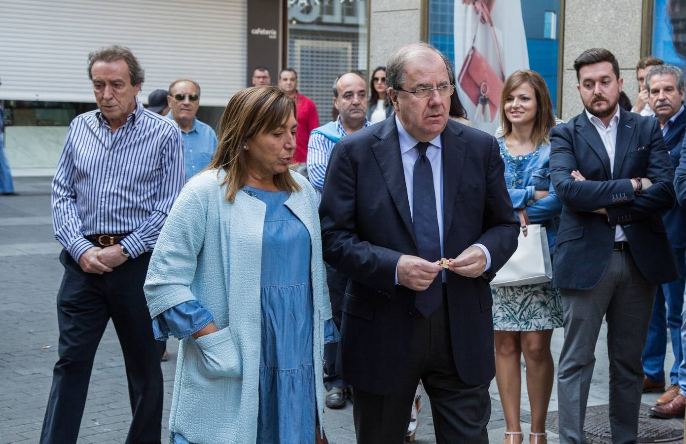 Familiares, amigos y compañeros de partido han asistido hoy al funeral celebrado en la iglesia de Santiago Apóstol de Valladolid, ciudad que le vio nacer hace 64 años y donde ejerció toda su carrera política