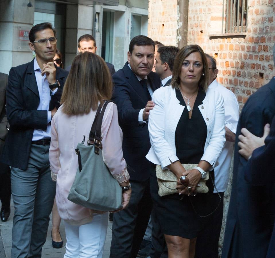 Familiares, amigos y compañeros de partido han asistido hoy al funeral celebrado en la iglesia de Santiago Apóstol de Valladolid, ciudad que le vio nacer hace 64 años y donde ejerció toda su carrera política