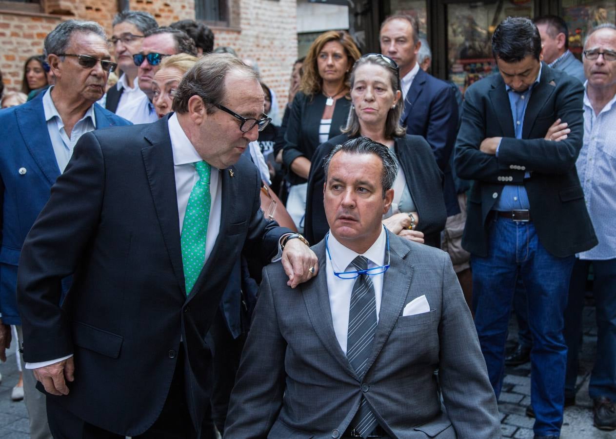 Familiares, amigos y compañeros de partido han asistido hoy al funeral celebrado en la iglesia de Santiago Apóstol de Valladolid, ciudad que le vio nacer hace 64 años y donde ejerció toda su carrera política