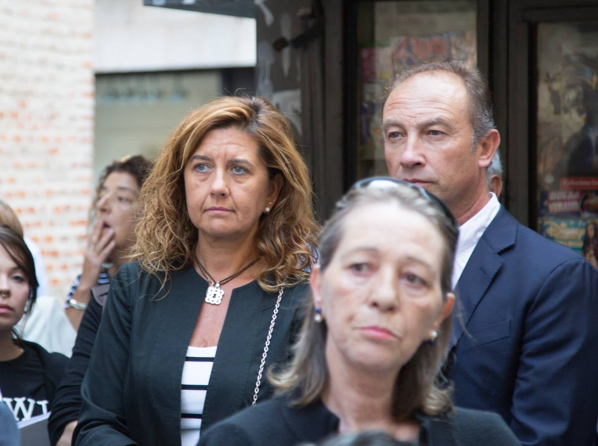 Familiares, amigos y compañeros de partido han asistido hoy al funeral celebrado en la iglesia de Santiago Apóstol de Valladolid, ciudad que le vio nacer hace 64 años y donde ejerció toda su carrera política