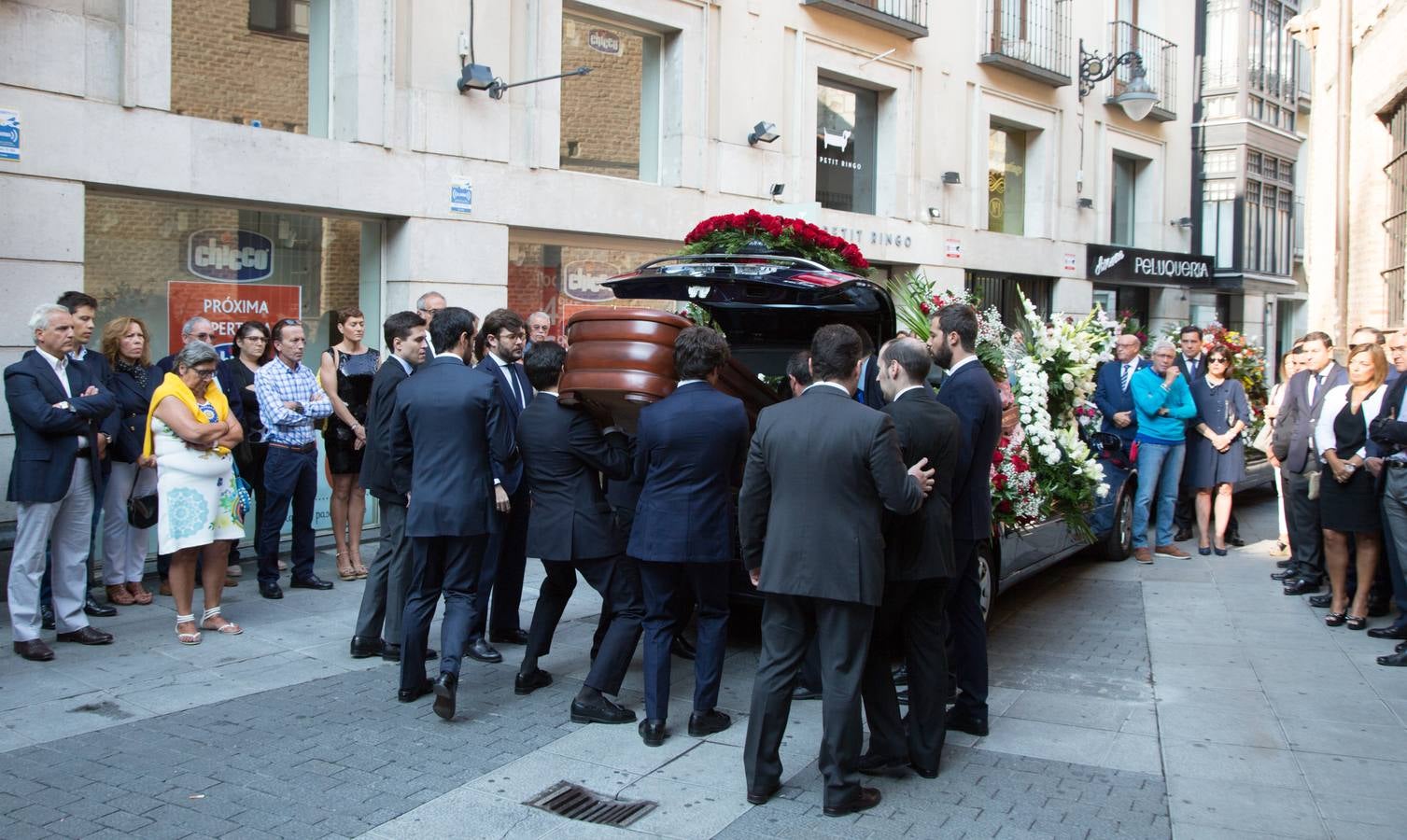 Familiares, amigos y compañeros de partido han asistido hoy al funeral celebrado en la iglesia de Santiago Apóstol de Valladolid, ciudad que le vio nacer hace 64 años y donde ejerció toda su carrera política