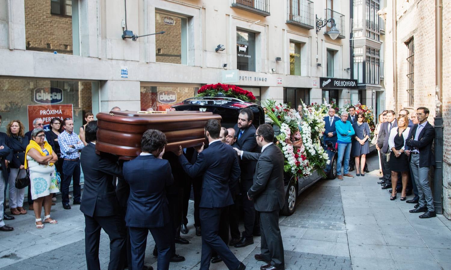 Familiares, amigos y compañeros de partido han asistido hoy al funeral celebrado en la iglesia de Santiago Apóstol de Valladolid, ciudad que le vio nacer hace 64 años y donde ejerció toda su carrera política