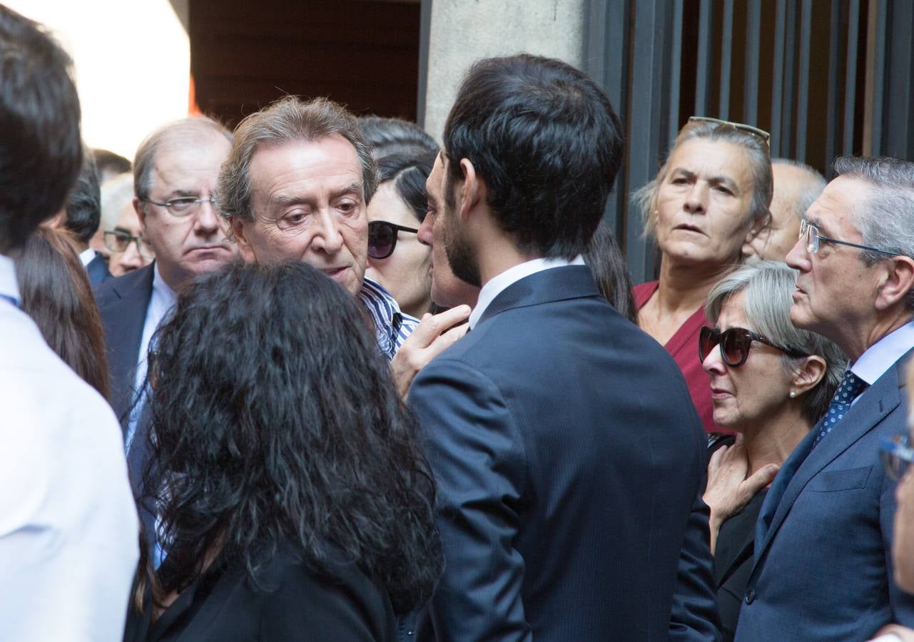 Familiares, amigos y compañeros de partido han asistido hoy al funeral celebrado en la iglesia de Santiago Apóstol de Valladolid, ciudad que le vio nacer hace 64 años y donde ejerció toda su carrera política