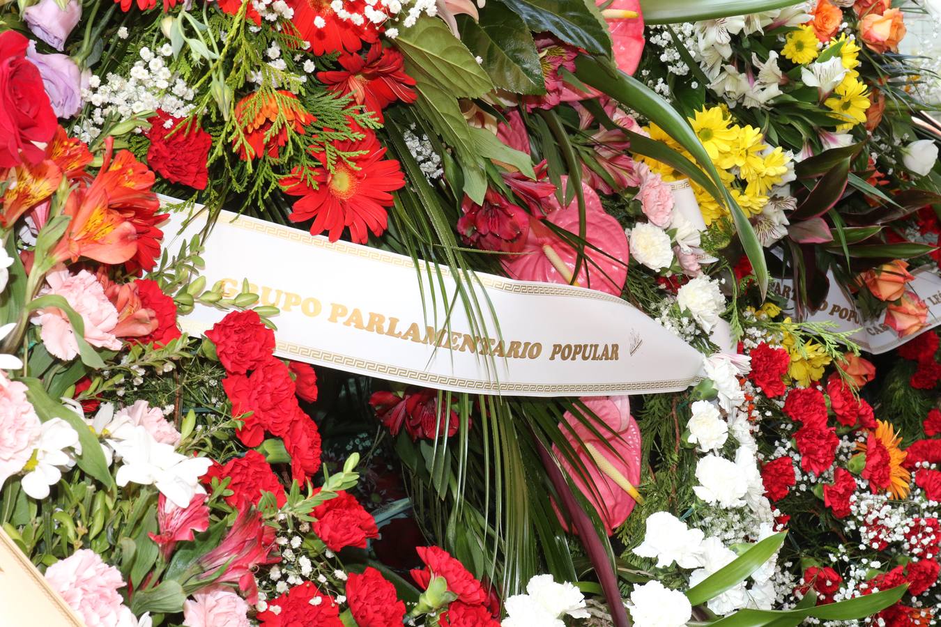 Familiares, amigos y compañeros de partido han asistido hoy al funeral celebrado en la iglesia de Santiago Apóstol de Valladolid, ciudad que le vio nacer hace 64 años y donde ejerció toda su carrera política