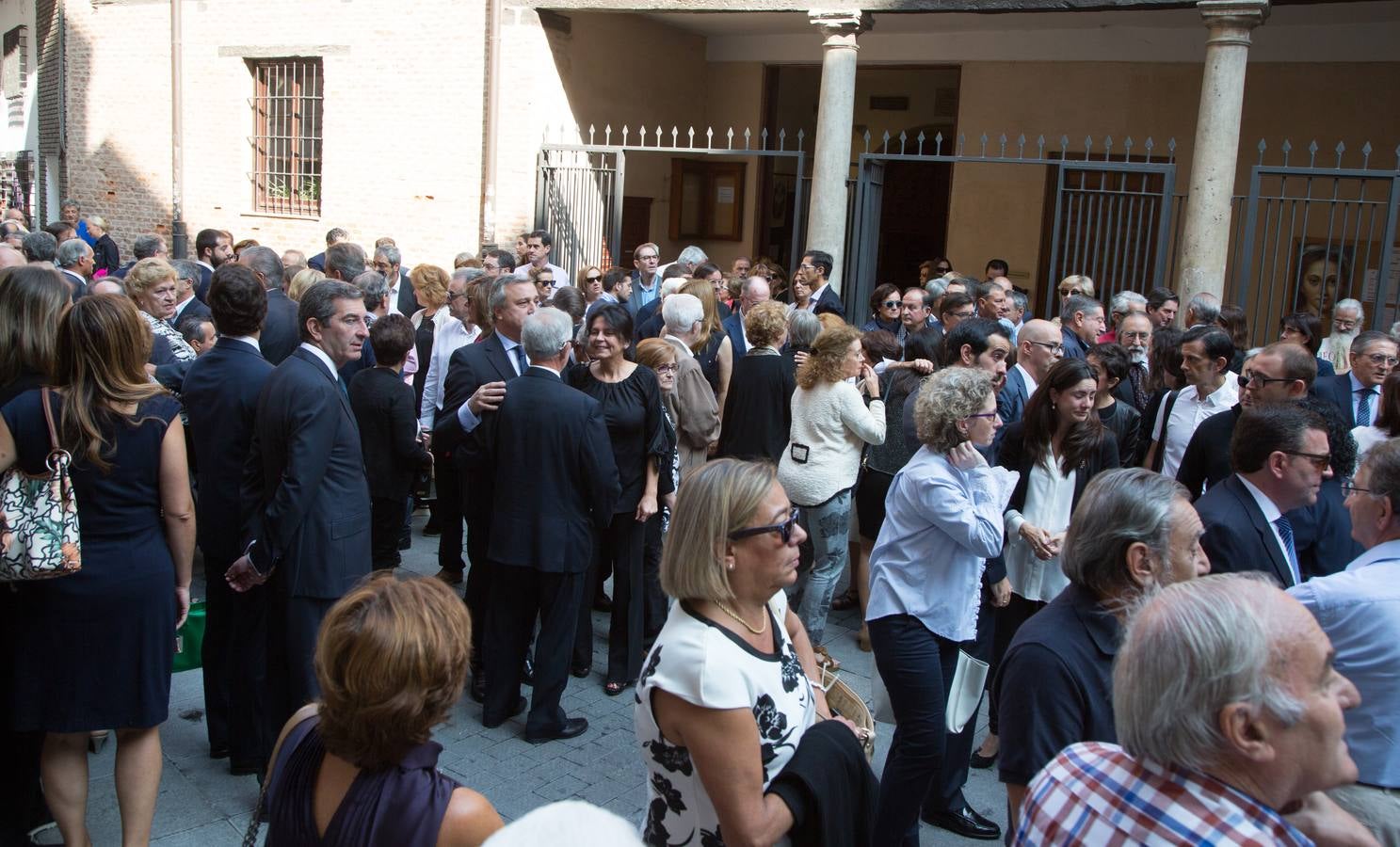 Familiares, amigos y compañeros de partido han asistido hoy al funeral celebrado en la iglesia de Santiago Apóstol de Valladolid, ciudad que le vio nacer hace 64 años y donde ejerció toda su carrera política