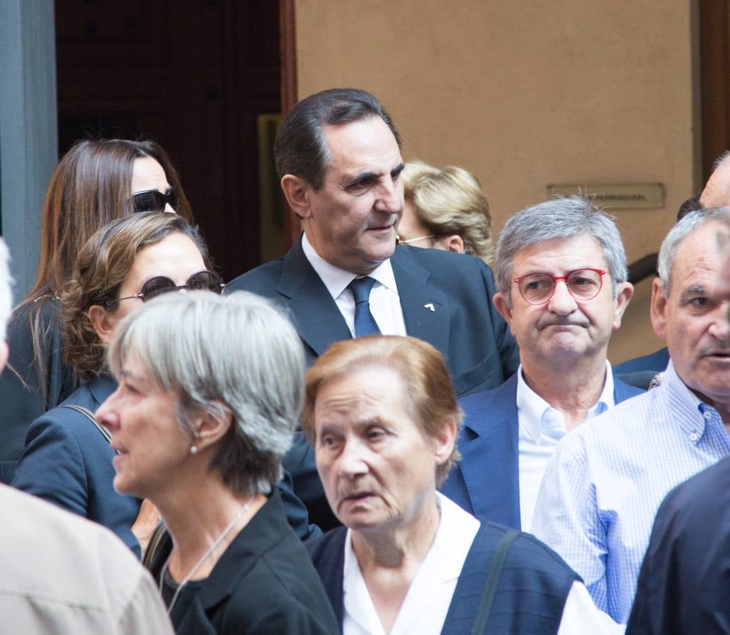 Familiares, amigos y compañeros de partido han asistido hoy al funeral celebrado en la iglesia de Santiago Apóstol de Valladolid, ciudad que le vio nacer hace 64 años y donde ejerció toda su carrera política