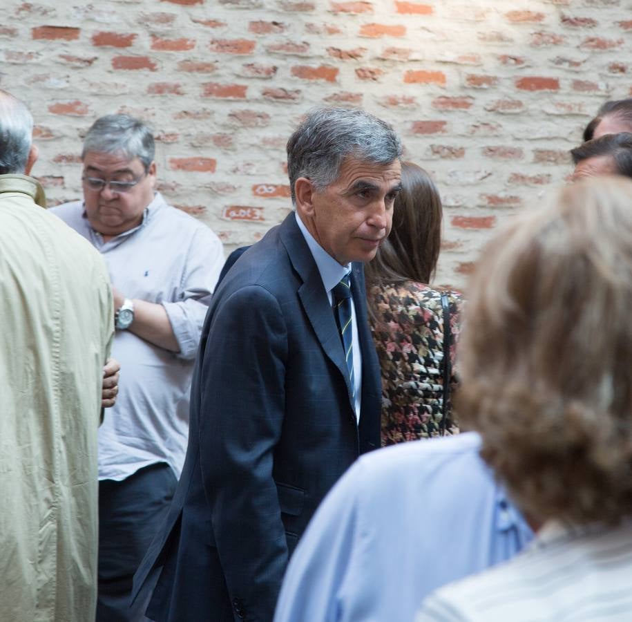 Familiares, amigos y compañeros de partido han asistido hoy al funeral celebrado en la iglesia de Santiago Apóstol de Valladolid, ciudad que le vio nacer hace 64 años y donde ejerció toda su carrera política