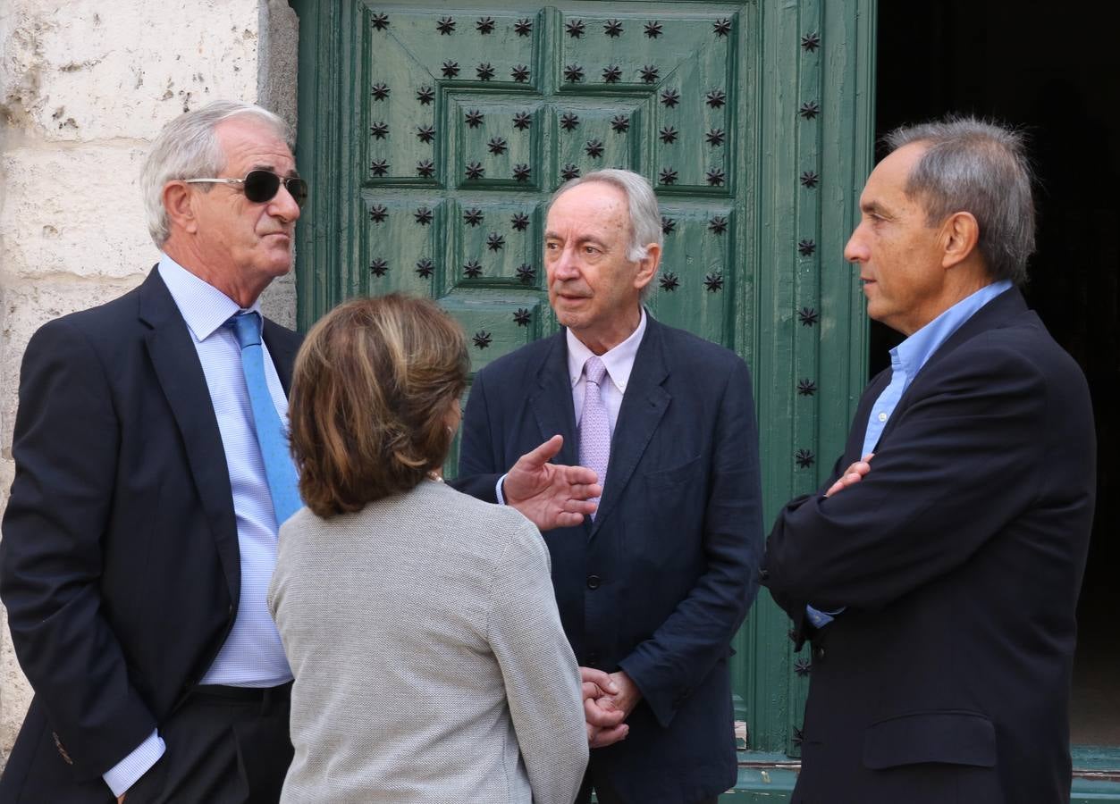 Familiares, amigos y compañeros de partido han asistido hoy al funeral celebrado en la iglesia de Santiago Apóstol de Valladolid, ciudad que le vio nacer hace 64 años y donde ejerció toda su carrera política